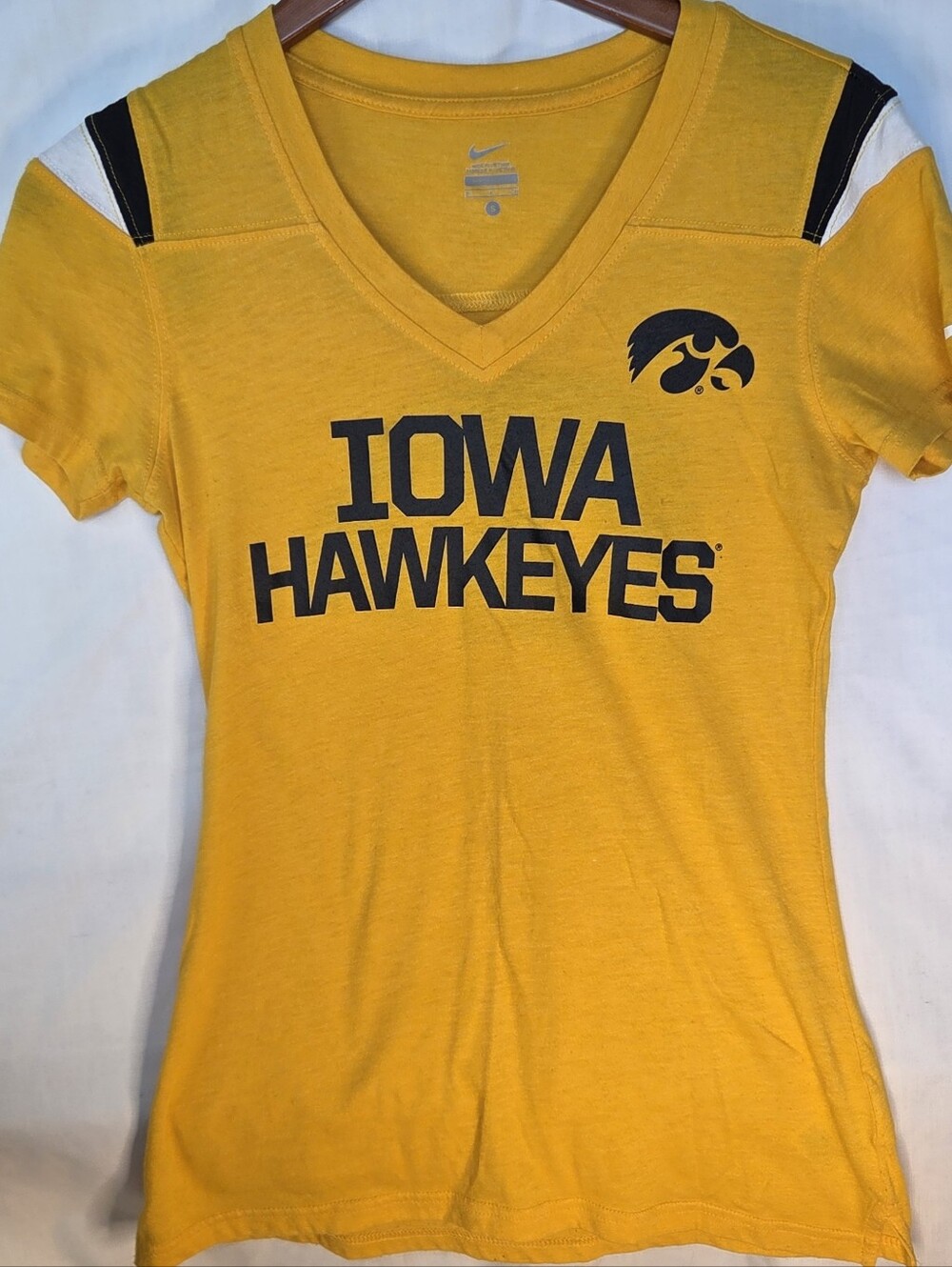Iowa Hawkeyes Nike Womens V-Neck Short Sleeve T-Shirt Sz Small Great Condition